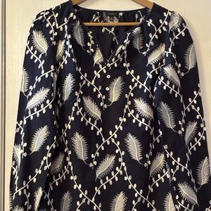 Talbots Cotton Blue with White Embroidered XS Blouse Round Neck V Three Button.